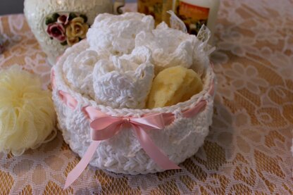 Round Cluster Basket with Drop over Lace Edge