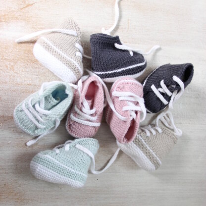 Baby sneakers in color