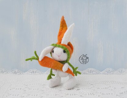 Knitted flat Easter Bunny and carrot