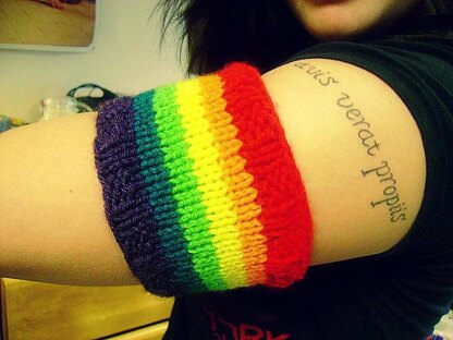 Knit Rainbow Pride Armband