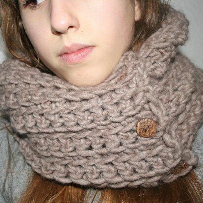 Chunky cowl with buttons