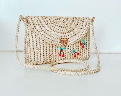 Clutch with raffia yarn