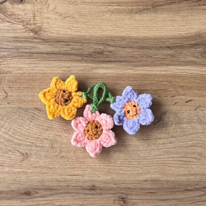 Crochet flower plush keychain pattern, easy begginner friendly tutorial