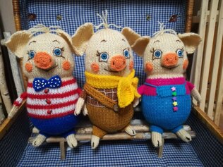 Eyes knitted pig