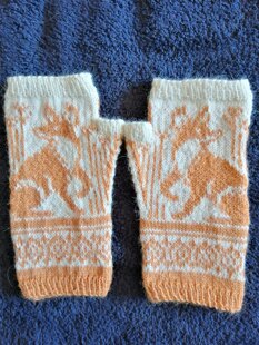 Outfoxed mittens