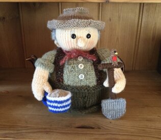 Gardener tea cosy
