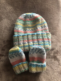 Circles and elephants baby blanket, hat and mittens