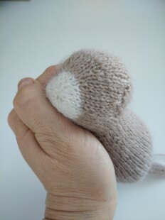 Knitting pattern for a little kitten