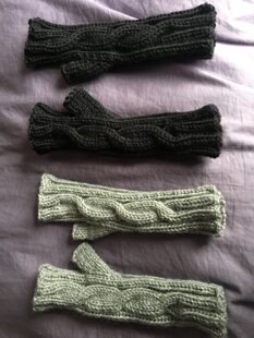 One cable mitts