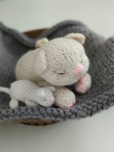 Knitting pattern cat and little kittens
