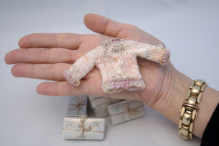Raglanella - mini sweaters with cables