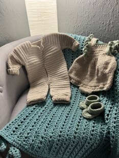 Sydney’s sleepy bear layette