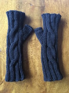 One cable mitts
