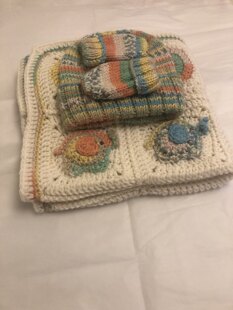 Circles and elephants baby blanket, hat and mittens