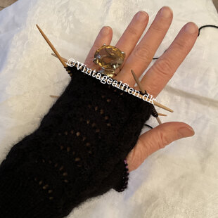 Black gloves - Margrethe