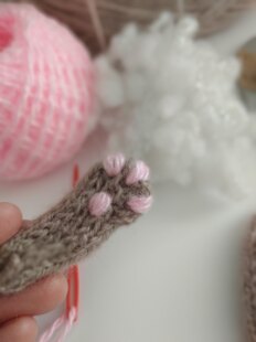 Knitting pattern for a little kitten