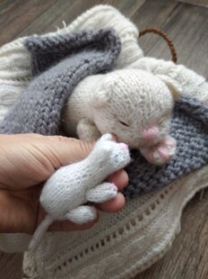 Knitting pattern cat and little kittens