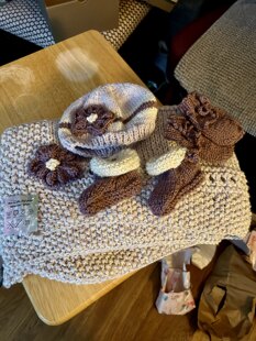 Baby quilt, hat, mittens and booties