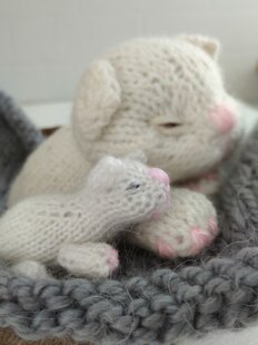 Knitting pattern cat and little kittens