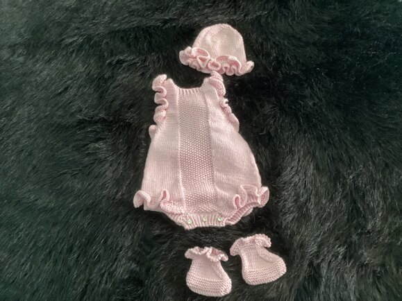 Jess & Michaela’s baby wardrobe Hat and booties p1