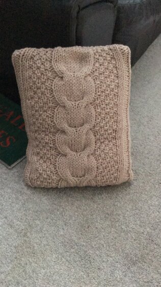 Horseshoe Cable Blanket and Pillow in Bernat Blanket Holiday