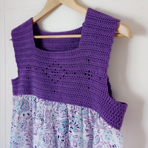 Simple filet yoke top