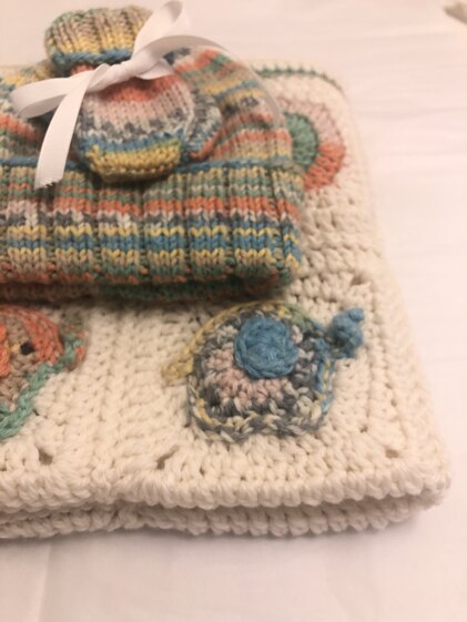 Circles and elephants baby blanket, hat and mittens