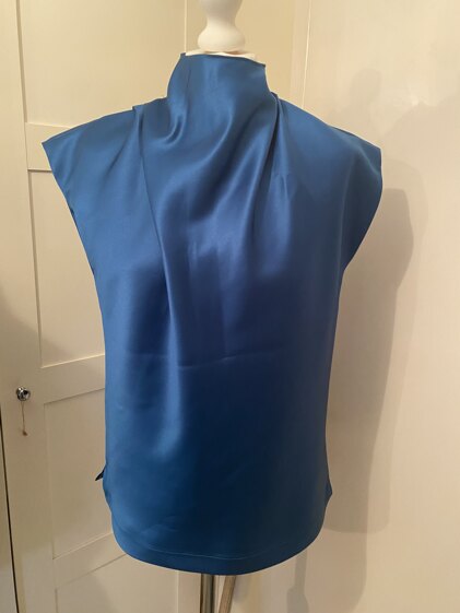 Funnel neck top