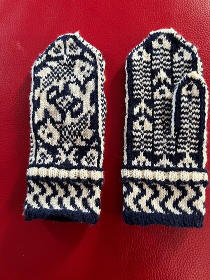 Mittens scandinavian style fish pattern
