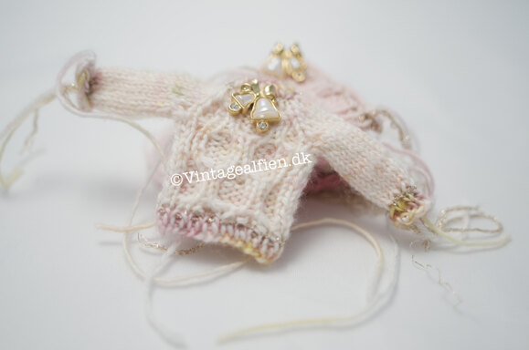 Raglanella - mini sweaters with cables
