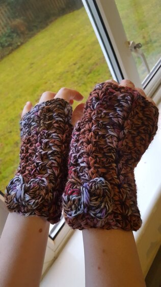 Iris Stitch Mittens with Bow