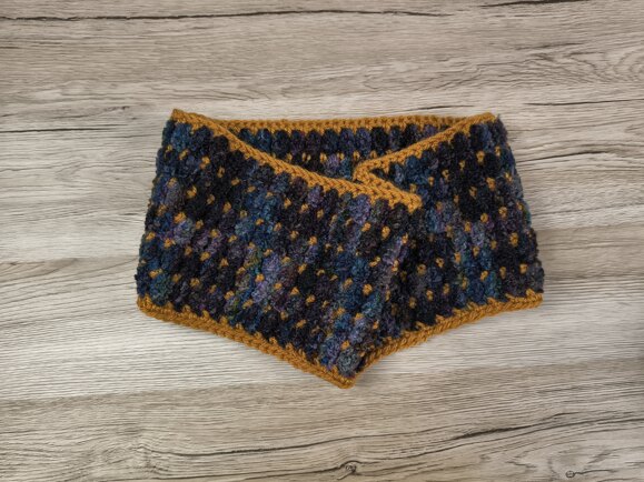 Pebble Neck Warmer - boucle yarn