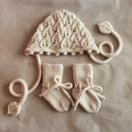 Bonnet and socks