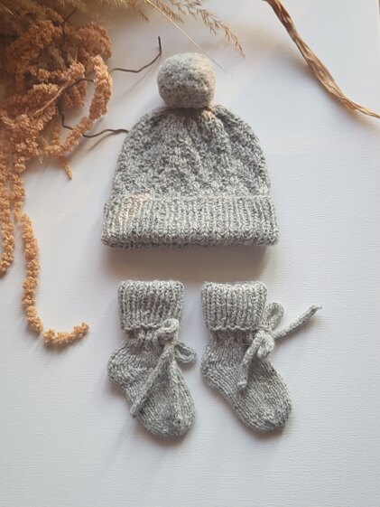 Baby hat and socks