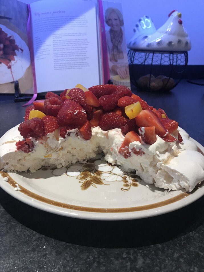 Summer pavlova