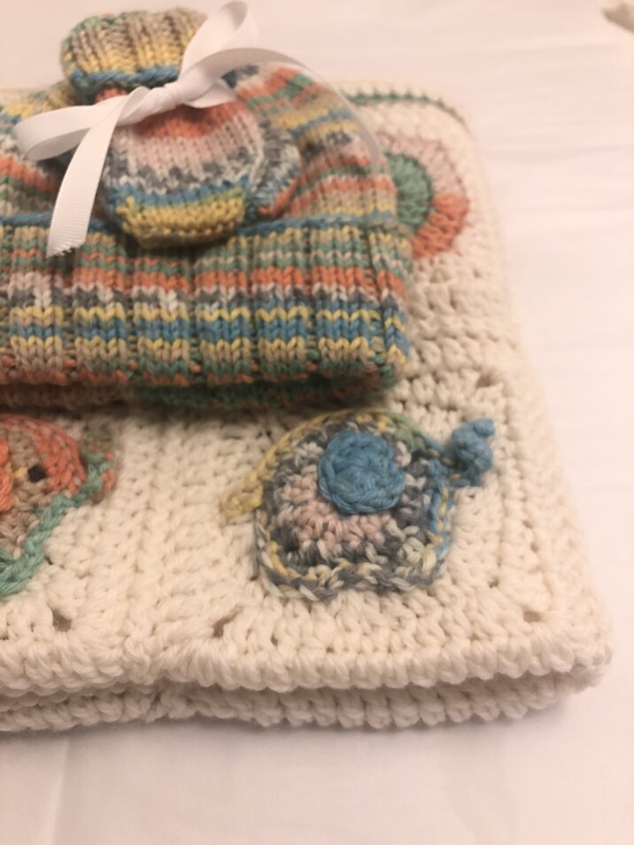 Circles and elephants baby blanket, hat and mittens