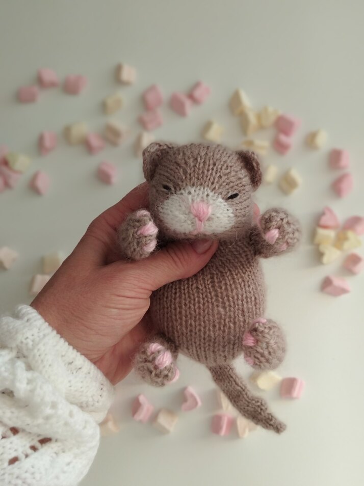 Knitting pattern for a little kitten