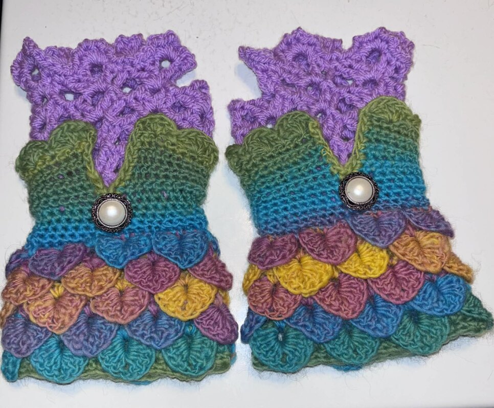 Crocodile Stitch Lacy Fingerless Gloves