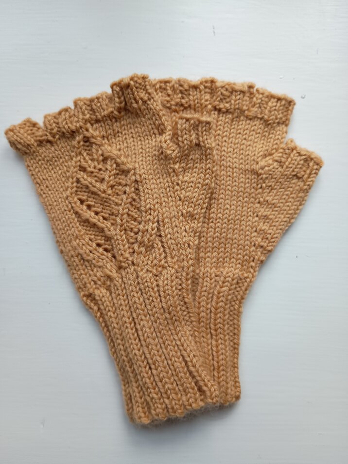 Lumikukka Fingerless Gloves