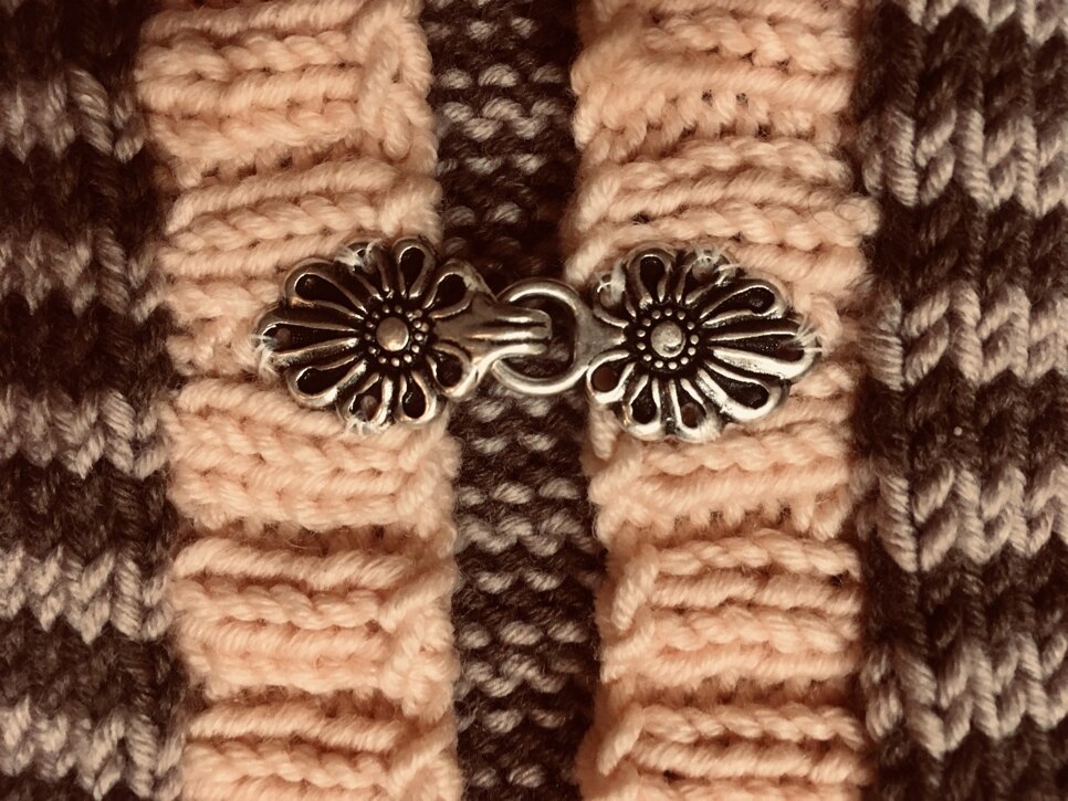 Baby cardie with metal clasp